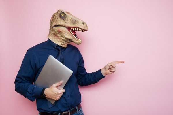 Indeksowanie stron internetowych; Mężczyzna w masce t-rexa wskazuje na problemy z indeksowaniem stron internetowych