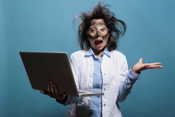 Czym jest współczynnik konwersji; kobieta z laptopem i brudną twarzą próbowała samodzielnie zoptymalizować konwersję